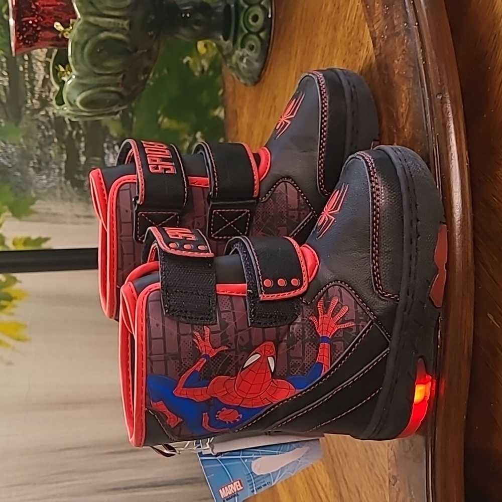 NWT! Marvel Spiderman Boys 8 Light up winter sporty snow boots black & red